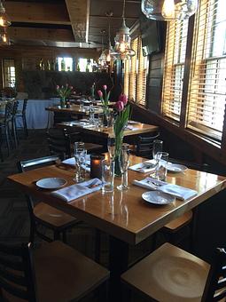 Interior - Canoe Restaurant in Bedford, NH American Restaurants