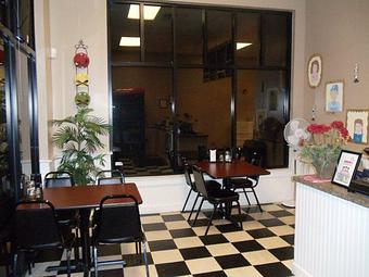 Interior - Deroma's Pizzeria in Mount Pleasant, SC Pizza Restaurant