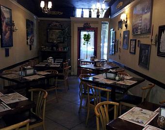 Interior - Evelyn's Big Italian Pizzeria & Ristorante in Fairfield, CA Italian Restaurants Interior - Evelyn's Big Italian Pizzeria & Ristorante in Fairfield, CA Italian Restaurants