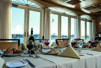 Interior: Waterfront table at il Fornetto - IL Fornetto in Sheepshead Bay - Brooklyn, NY Italian Restaurants