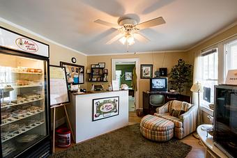 Interior - Mom's Table in Roswell, GA American Restaurants
