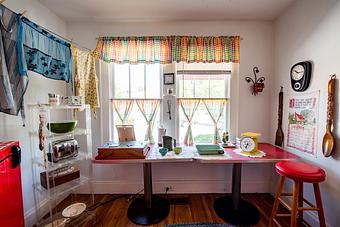 Interior - Mom's Table in Roswell, GA American Restaurants