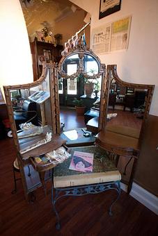 Interior - Suz Pratt The Holistic Stylist in Ferguson Historic Business District ~ Jeske Park - Ferguson, MO Beauty Salons