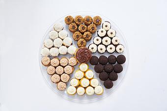 Product: 18 inch burst: 1 Jumbo, 60 Minis - Gigi's Cupcakes in Hilton Neighborhood - Maplewood, NJ Bakeries