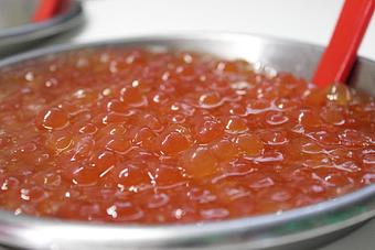 Product: Juicy Poppers; filled with Strawberry and Mango flavored juices. No they aren't fish eggs, though they convincingly look that way! - Juicy Berry in Eugene, OR Dessert Restaurants