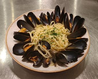 Product: Vermicelli with your choice of the baby clams or mussels
served in a white wine sauce or red sauce - Pazzo Pomodoro in Vienna, VA Italian Restaurants