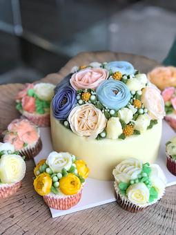 Product: Realistic Flower Cupcakes and Cakes - Pre-order Required - Y Tea Cafe in Garden Grove, CA Sandwich Shop Restaurants