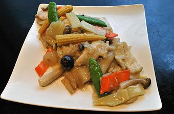 Product: Chicken breast with mixed vegetables in garlic gravy and rice noodles - Frank Fats in Downtown Sacramento - Sacramento, CA Chinese Restaurants