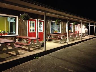 Exterior: Outdoor Seating - Countryside Pizza & Restaurant in Harwinton, CT Pizza Restaurant