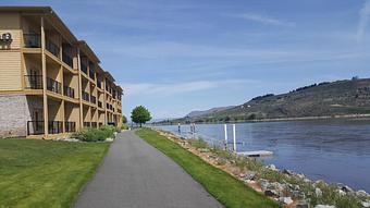 Exterior - Howard's Lakeshore Inn in Pateros, WA Bed & Breakfast