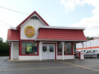 Exterior - Lee's Famous Recipe Chicken in Middletown, OH Wings Restaurants