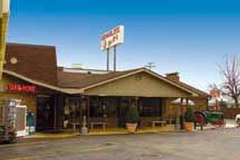 Exterior - Moonlite Bar-b-q Inn in Owensboro, KY American Restaurants